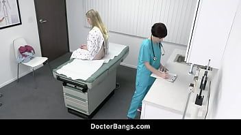 Afspelen Schattige tiener krijgt speciale behandeling van perverse dokter en verpleegster - Harlow West
