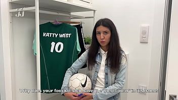 Redare Recrutatorul unei echipe de fotbal ia un tânăr fotbalist în fața stadionului să o ia dracu