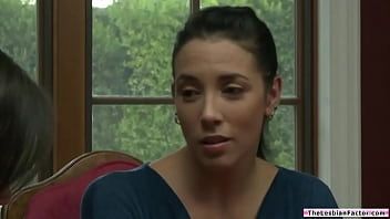 Reproducir Lesbiana tetona haciendo tijeras y luego lame a su mejor amiga