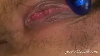 Play Hot babe sexy gets a huge dick in that warm vag