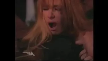Reproducir Sexy rubia es golpeada en la noche en lugar de la cena