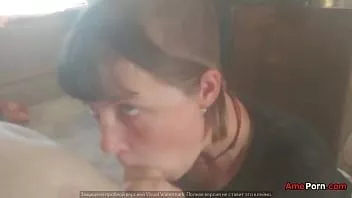 Reproducir Colegiala adolescente amateur con una enorme polla mayor se traga la alegría de lavanda