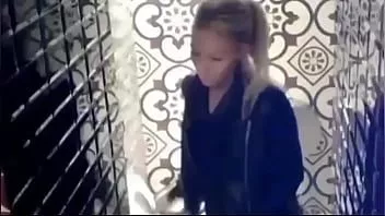 Jouer De très belles filles font pipi dans les toilettes. caméra cachée compilation 14