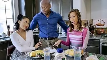 Reproducir Conocer al novio de la bbc de la hijastra se convierte en un trío caliente (christy love, avery black)