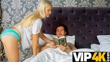 تشغيل سيسبورن. أثناء العشاء ، يعطي غال يعطي اللسان stepbro متبوعًا بالجنس على السرير