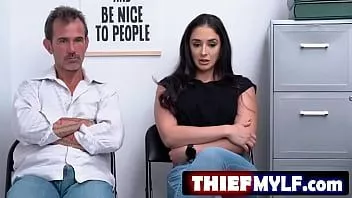 চালান Thiefmylf.com - সন্দেহভাজন একটি মধ্যবয়সী দম্পতি, একজন মহিলা এবং একজন পুরুষ৷ দোকানের সামনে থেকে আইটেম চুরি করার সময় তারা একজন ক্যাশিয়ারকে বিভ্রান্ত করতে দেখা যায়।
