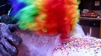 Odtwórz Victoria Cakes zostaje zrobiona z grubego tyłka przez klauna Gibby'ego