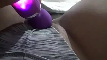 play Stretta figa rasata in bianco e nero bbw viene scopata da un dildo e un vibratore bwc mentre indossa un perizoma fino a quando lei schizza e spinge fuori il dildo