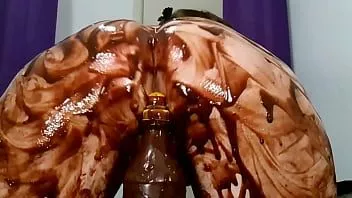 Afspelen Carol squirter twerkt en verspreidt chocolade over haar kont