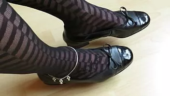 Jouer Escarpins à talons bas "gabor" bien portés et collants opaques, shoeplay par isabelle-sandrine