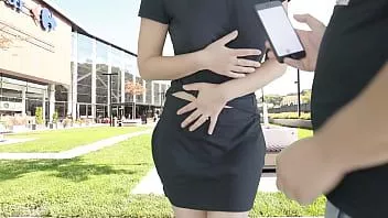 Jouer Éjacule fort en public sur la terrasse du centre commercial avec un vibromasseur luxuriant télécommandé