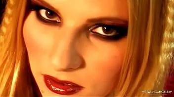 play للحصول على نائب الرئيس في جميع أنحاء فمها، يجب على الشقراء أن تتحمل الحرث الشديد