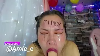 Oynat Yüzünde çok tükürük olan sürtük özensiz deepthroat