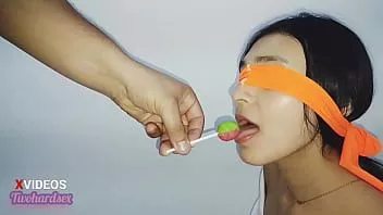 play أنا أخدع أختي في لعبة النكهات وفي النهاية ينتهي بها الأمر بالحصول على قضيب في فمها ونائب الرئيس في جميع أنحاء وجهها