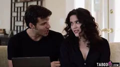 Abspielen Technisch versierter Hengst deckt den versteckten Pornovorrat der Latina-MILF Victoria Voxxx auf