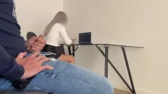 Abspielen Beim Wichsen im Büro erwischt: Chef gibt explosiven Blowjob