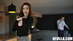 Riproduci La piccola MILF Nala Brooks prende il grosso cazzo di Brick Danger a pecorina