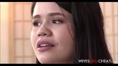 播放 出轨的亚洲青少年妻子 Yhivi 无法抗拒旧情人的大鸡巴