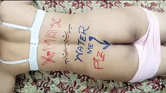 Odtwórz Desi Milf mlecza doskonałym tyłkiem z gigantycznym dildo w Boże Narodzenie