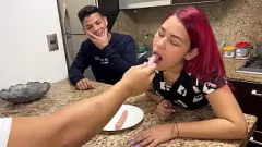 Jouer Le mari cocu regarde la femme de milf latina est labourée par un ami japonais