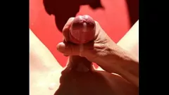play Solo sonnenverwöhntes Handjob zeigt einen kleinen Schwanz und Sprengkumshot