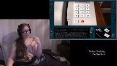 play ヌードロイヤルタワープレイスルー：大きなおっぱいとタトゥーを持つブルネットゲーマー