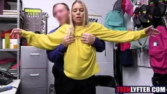 Afspelen Petite blonde tiener wordt betrapt op het stelen en geneukt hardcore
