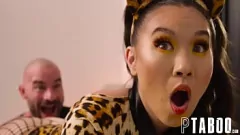 Afspelen Petite Teen Kimmy Kimm krijgt een hardcore traktatie van de lul van Charles Dera