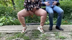 Reproducir BBW MILF mea en público y se lo sirve a un afortunado extraño