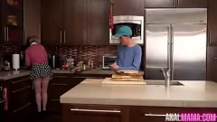 Reproducir Petite Milf Dee Williams se pone hardcore en el escándalo en los suburbios