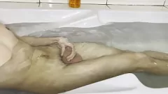 चलाएँ SuperMDick33 डबल डिल्डो के साथ एक एकल सत्र का आनंद लेता है, खुद को एक गहन हैंडजॉब देता है