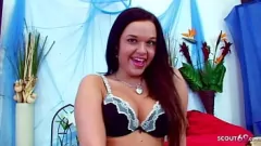 Oynat 18 yaşındaki masum Praglı kız öğrenci hardcore genç pornosunda dersten sonra bakış açısıyla para karşılığında sikiliyor