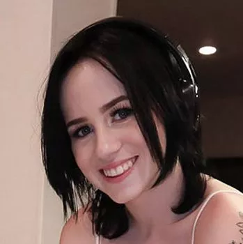 ポルノスター Remi Jones